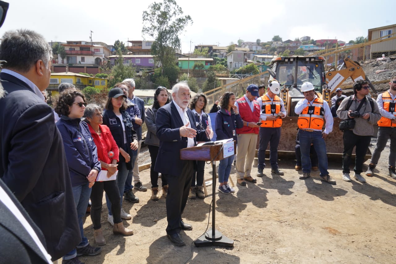 Ministro Montes y ministras Vallejo y Toro entregan primeros subsidios de viviendas definitivas por incendios en la región de Valparaíso