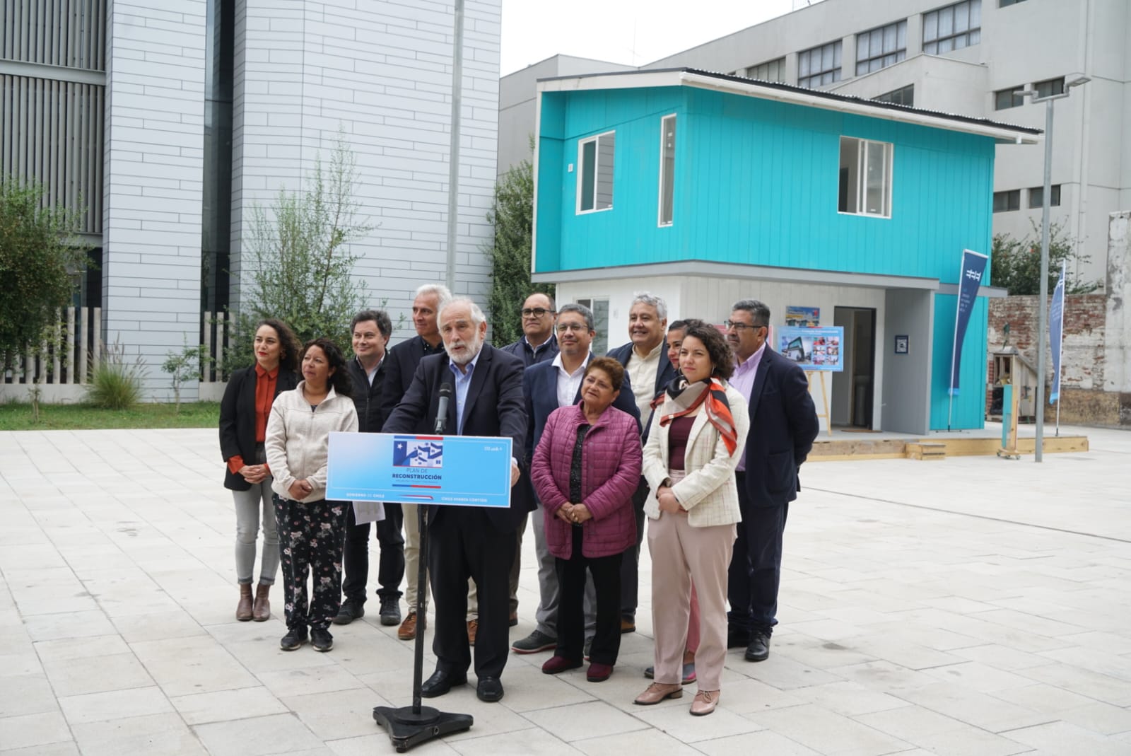 Ministro Montes y ministra Toro presentan a familias damnificadas por el incendio en la Región de Valparaíso propuesta de solución habitacional industrializada