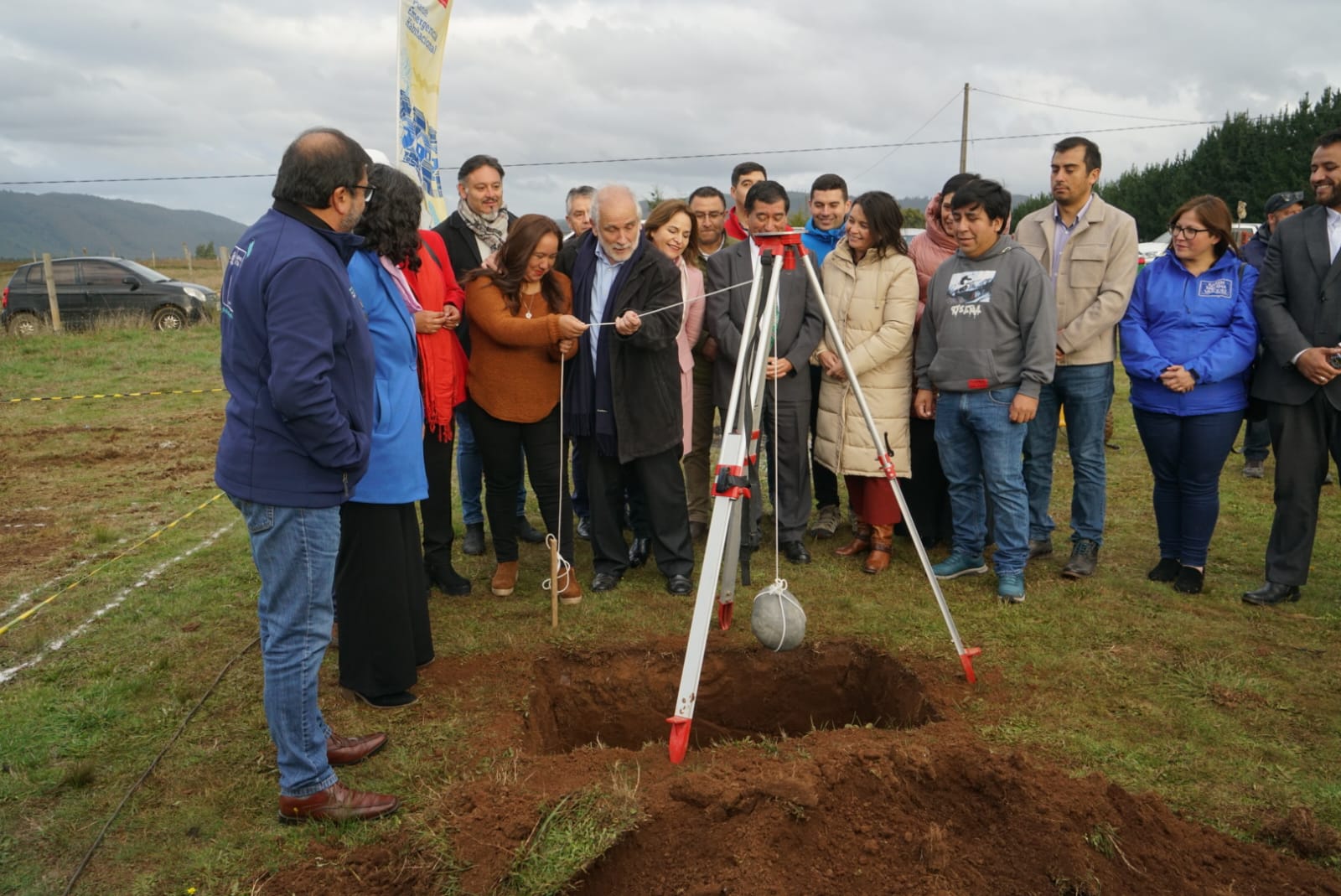 Ministro Montes abre visita a región del Biobío encabezando colocación de primera piedra de proyecto rural para 31 familias de Cañete