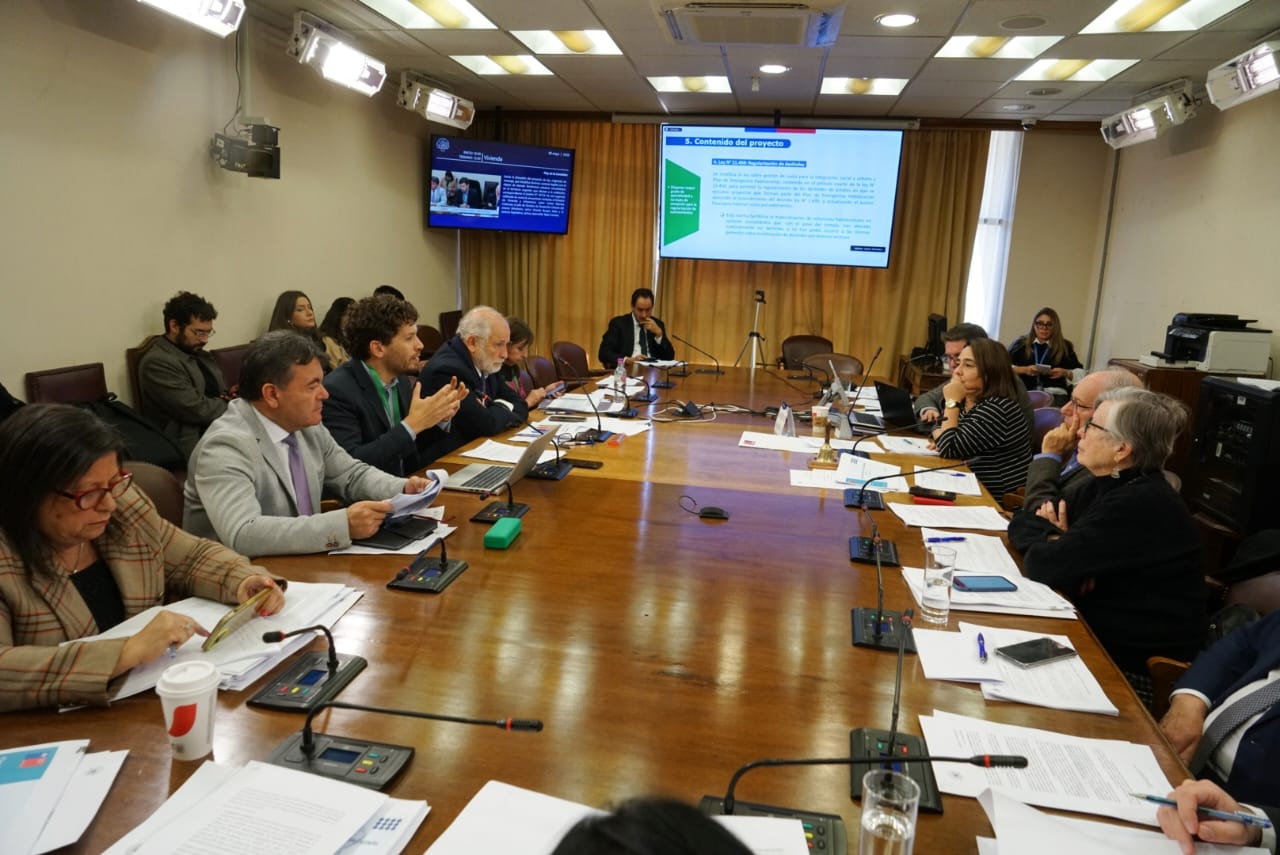 Ministro Montes presenta proyecto de ley corta que agiliza respuesta habitacional tras catástrofes