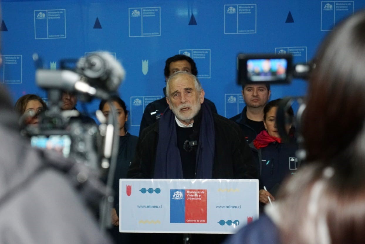 Ministro Montes realiza balance por afectación de viviendas debido al temporal y anuncia peritaje por socavón en Viña del Mar