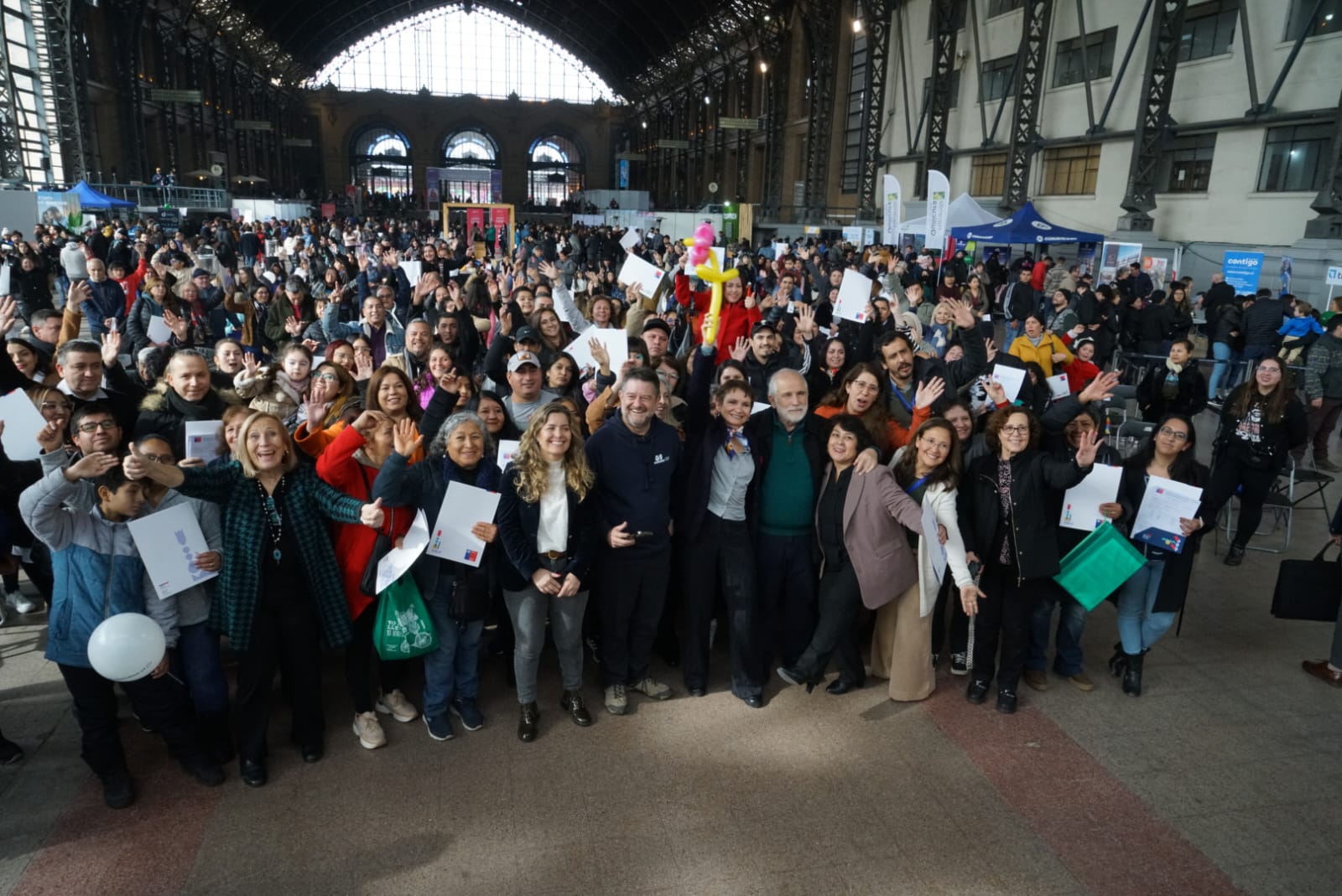 Ministro Montes, ministra Tohá y gobernador Orrego entregan más de 3 mil subsidios a familias de la Región Metropolitana