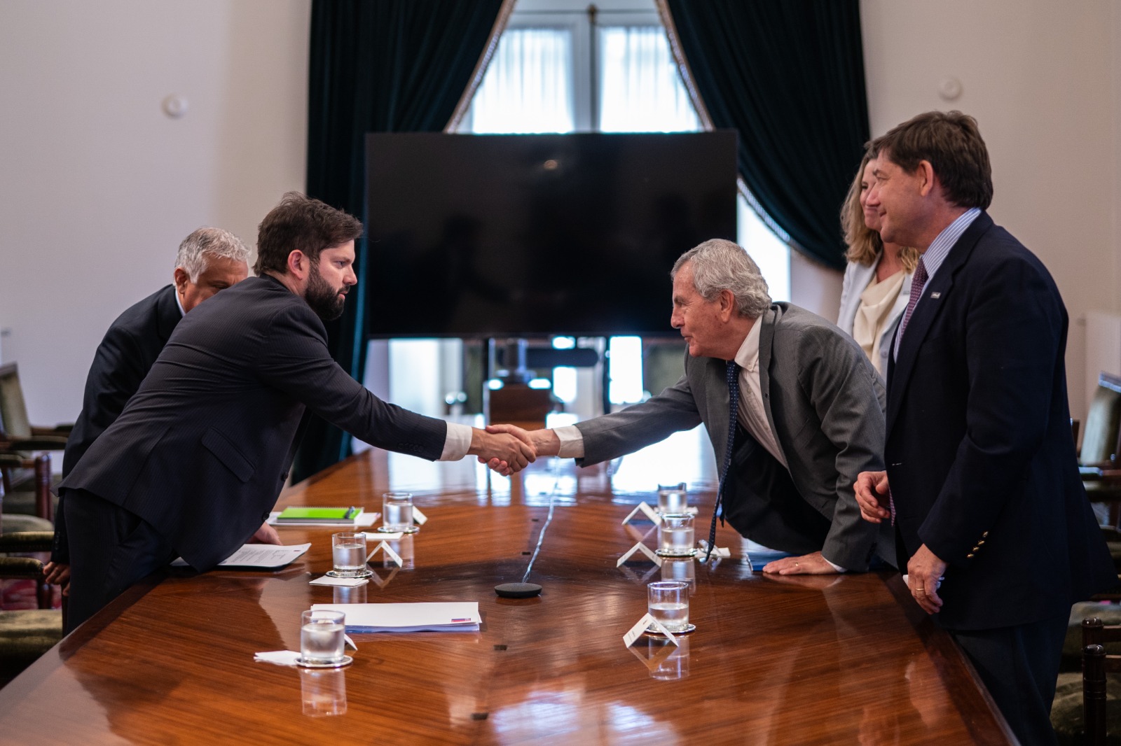 Presidente Boric lidera reunión con Vivienda, Obras Públicas y la CChC para abordar la crisis del sector construcción