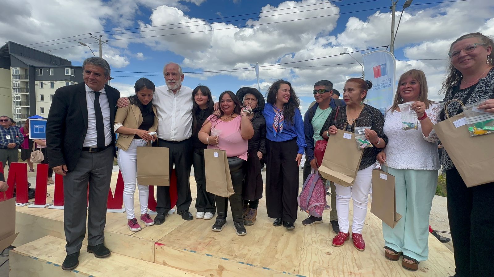 Ministro Montes inaugura proyecto habitacional que es referente en eficiencia energética y que beneficia a 400 familias de Osorno