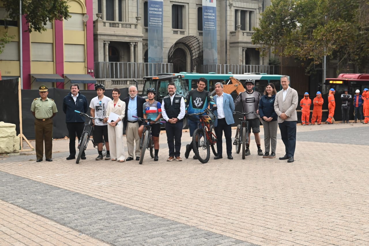 Ministros de Vivienda, Interior y Transportes junto al Gore Metropolitano visitaron las obras de la ciclovía de la Nueva Alameda