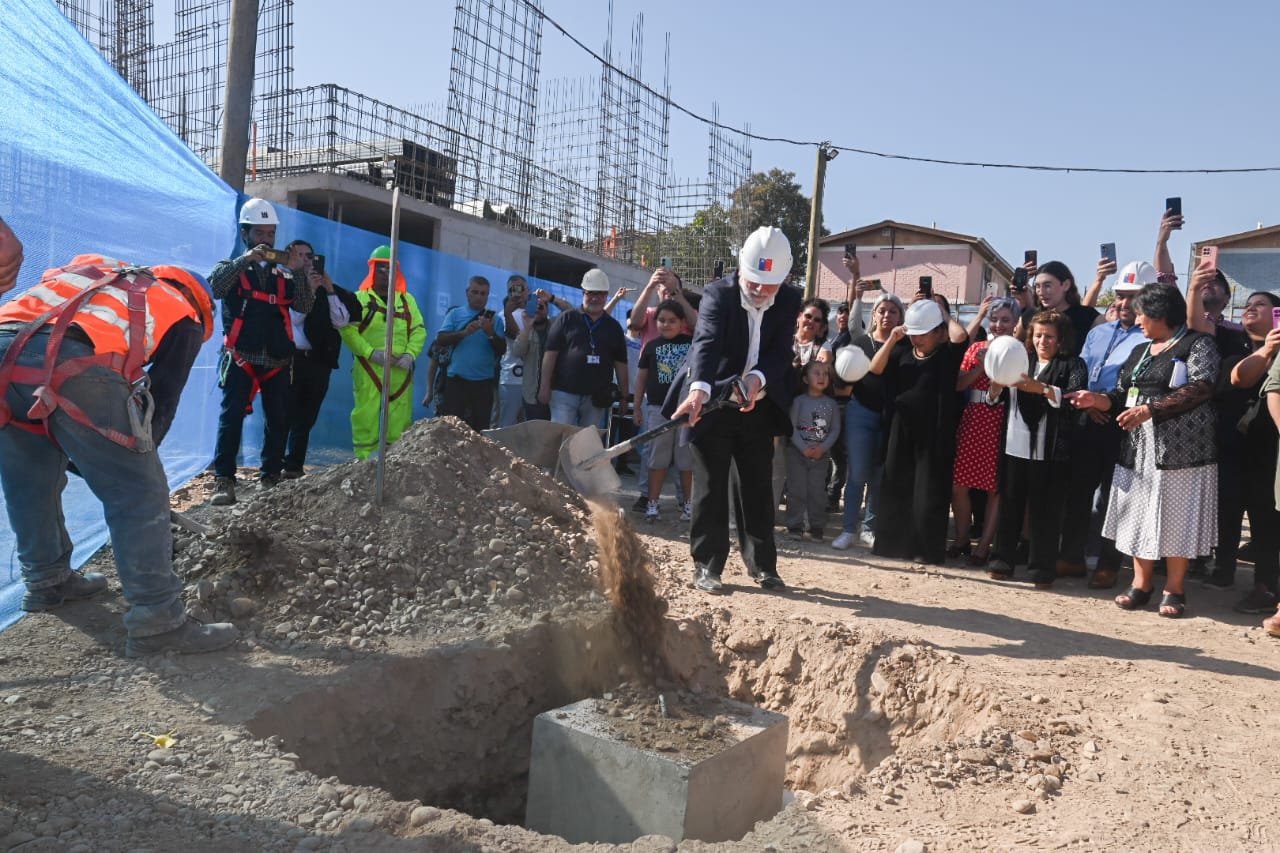 Ministro Montes encabeza acto de primera piedra de proyecto en La Granja que beneficiará a 236 familias de la comuna