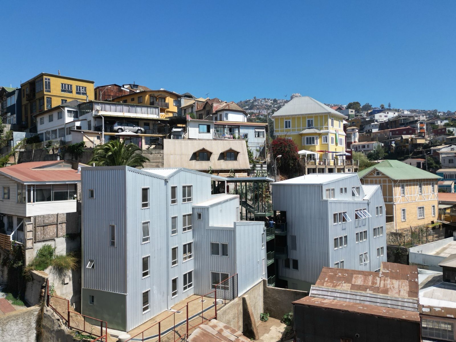 Minvu entrega innovador proyecto de pequeño condominio a pasos del plan de Valparaíso