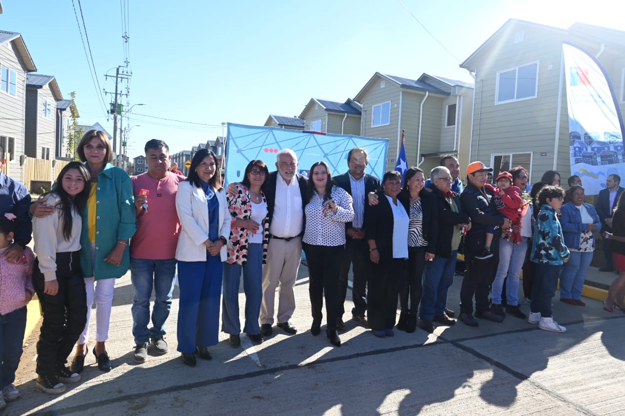 Ministro Montes encabeza inauguración de megaproyecto en Río Bueno que beneficia a 339 familias