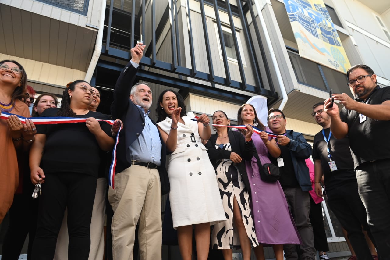 Ministro Montes entrega el primer edificio industrializado de la región Metropolitana en Lo Espejo