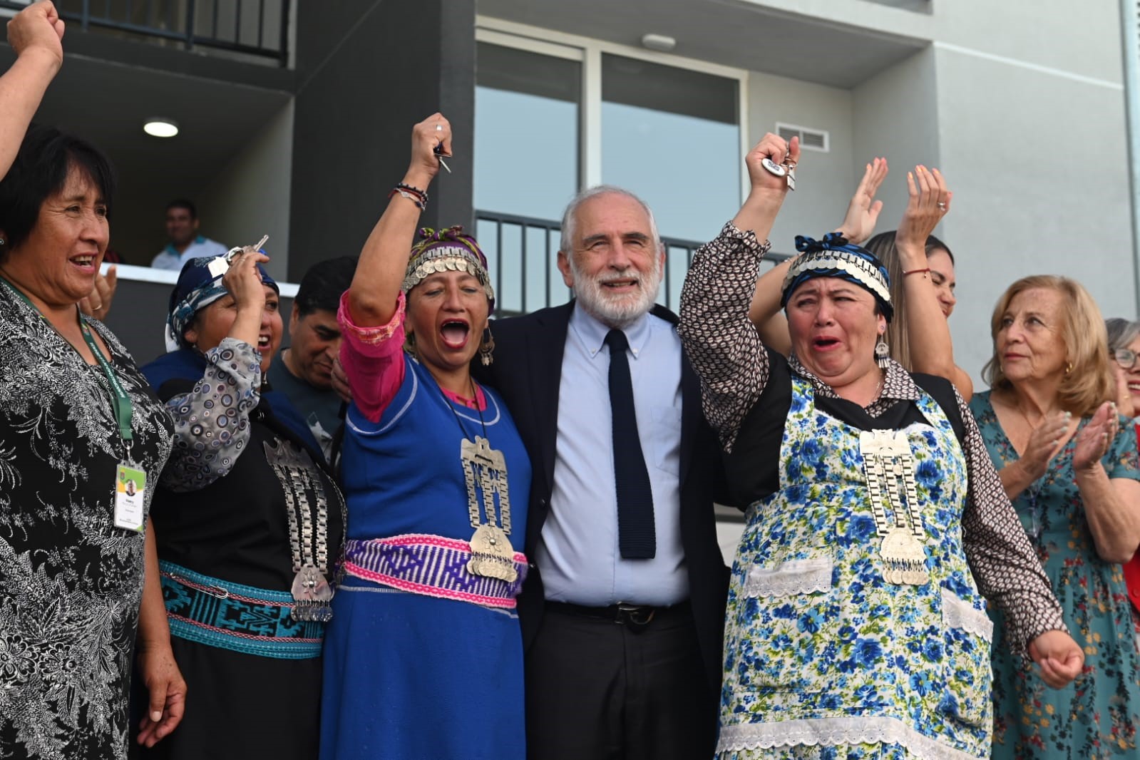 Ministro Montes entrega conjunto de 299 viviendas con paneles solares y codiseñado con familias mapuches