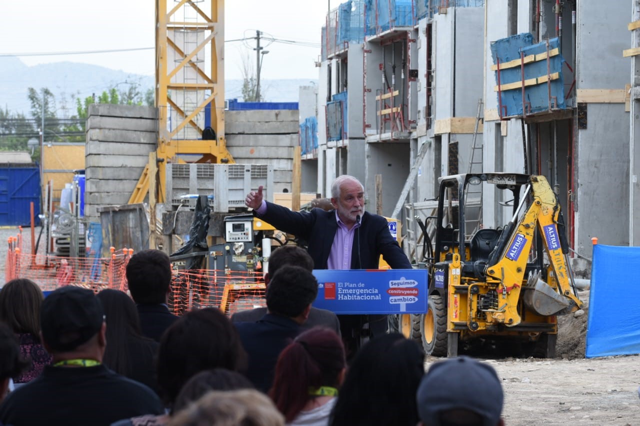 Ministro Montes visitó obras de primer conjunto habitacional industrializado para Quilicura