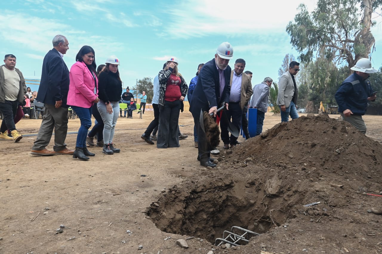 Ministro Montes visita obras de tres proyectos habitacionales que beneficiarán a 339 familias en Peñaflor