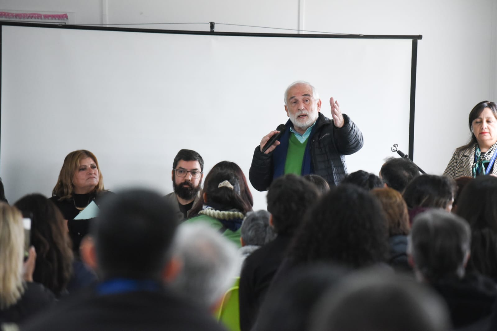 Ministro Montes encabeza encuentro con dirigencias de Viña del Mar y Quilpué para fortalecer la participación comunitaria en el proceso de reconstrucción