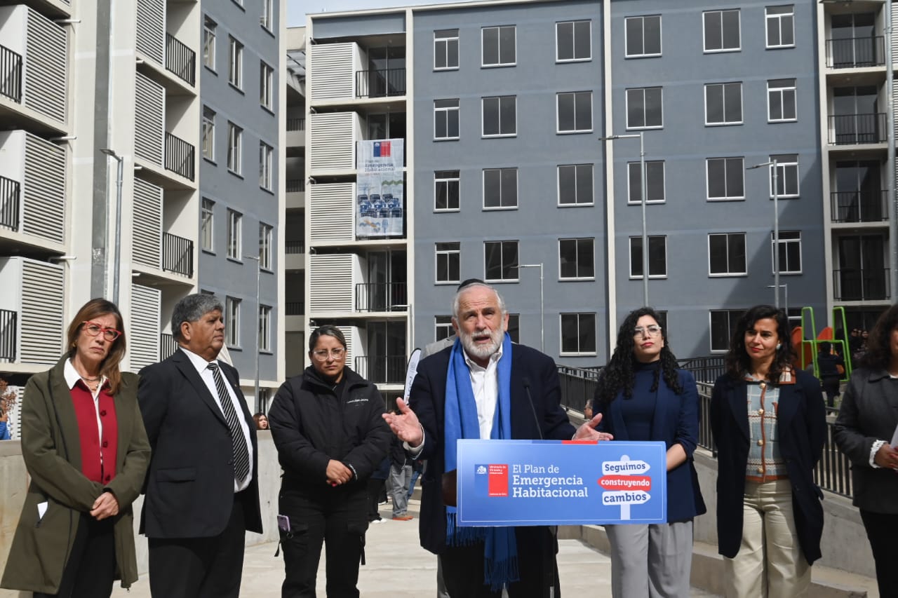 Ministro Montes entrega conjunto habitacional en Curauma a 200 familias de Valparaíso