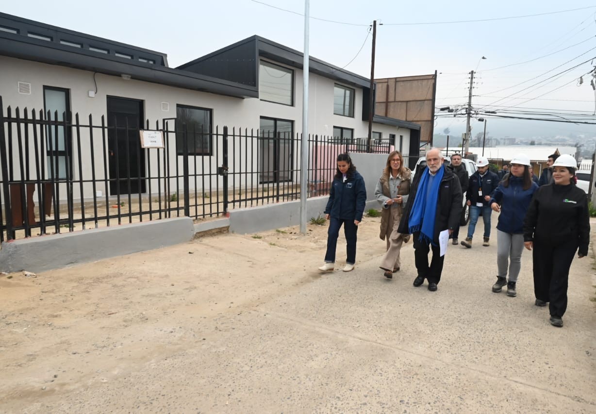 Ministro Montes se reúne con familias de Quilpué afectadas por el incendio y visita proyecto de 20 viviendas próximas a entregarse