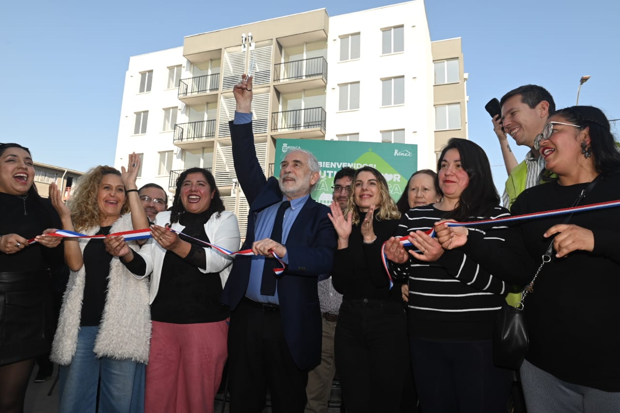Ministro Montes en entrega de viviendas en Renca: “Necesitamos una ley de suelo”