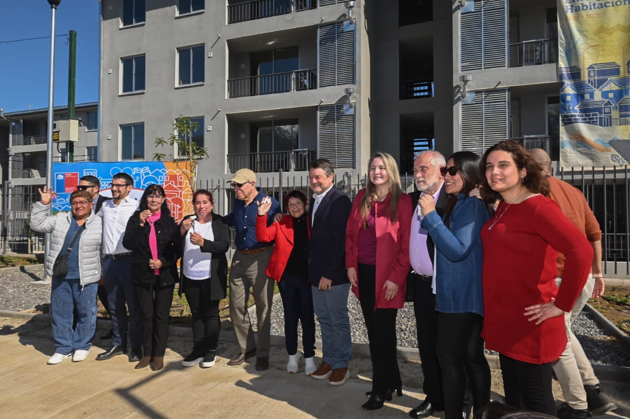 Ministro Montes encabeza la entrega del condominio “Campo Lindo” que beneficia a 144 familias de Peñalolén
