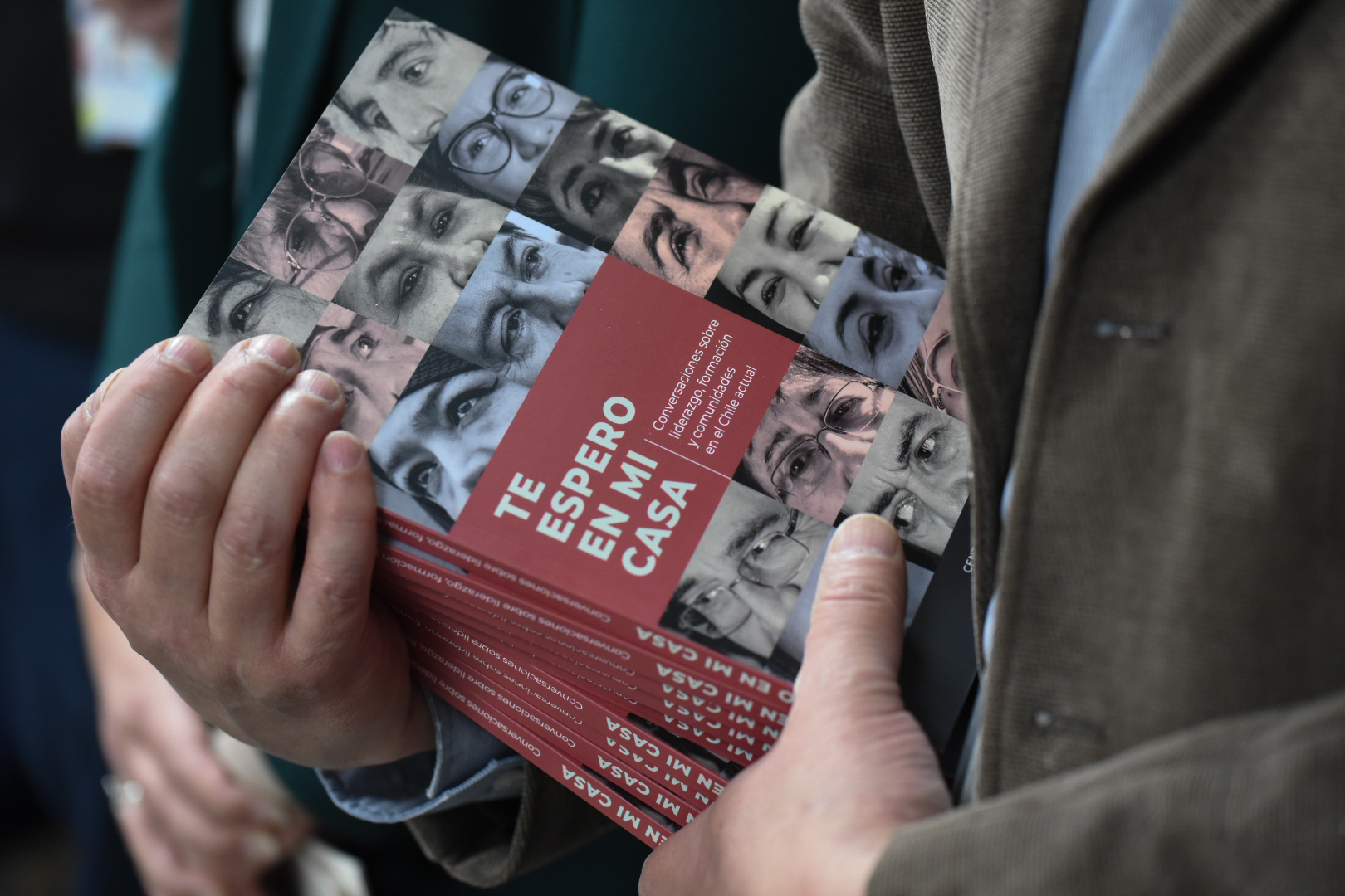 “Te espero en mi casa”: Libro sobre dirigencias sociales releva trabajo comunitario y aporte del Minvu