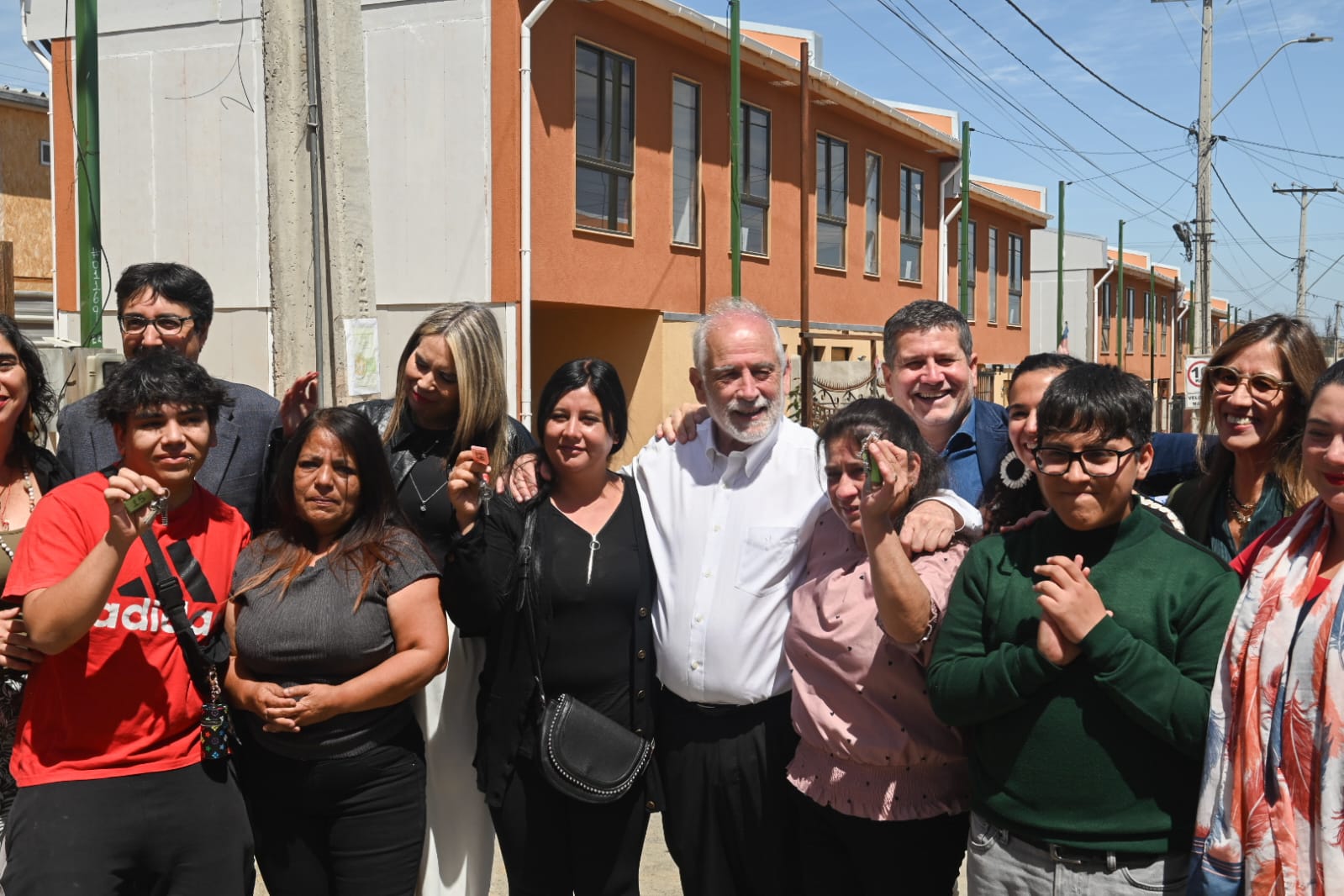 Ministro Montes entrega viviendas a damnificados y da inicio a obras de edificio industrializado en Quilpué