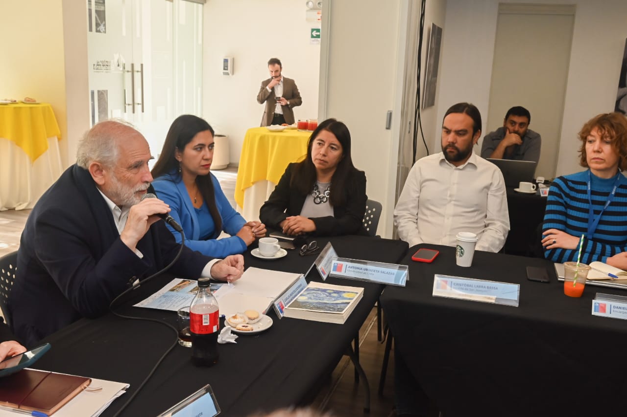 Minvu aborda su relación con la ciudadanía en taller intersectorial encabezado por el ministro Montes