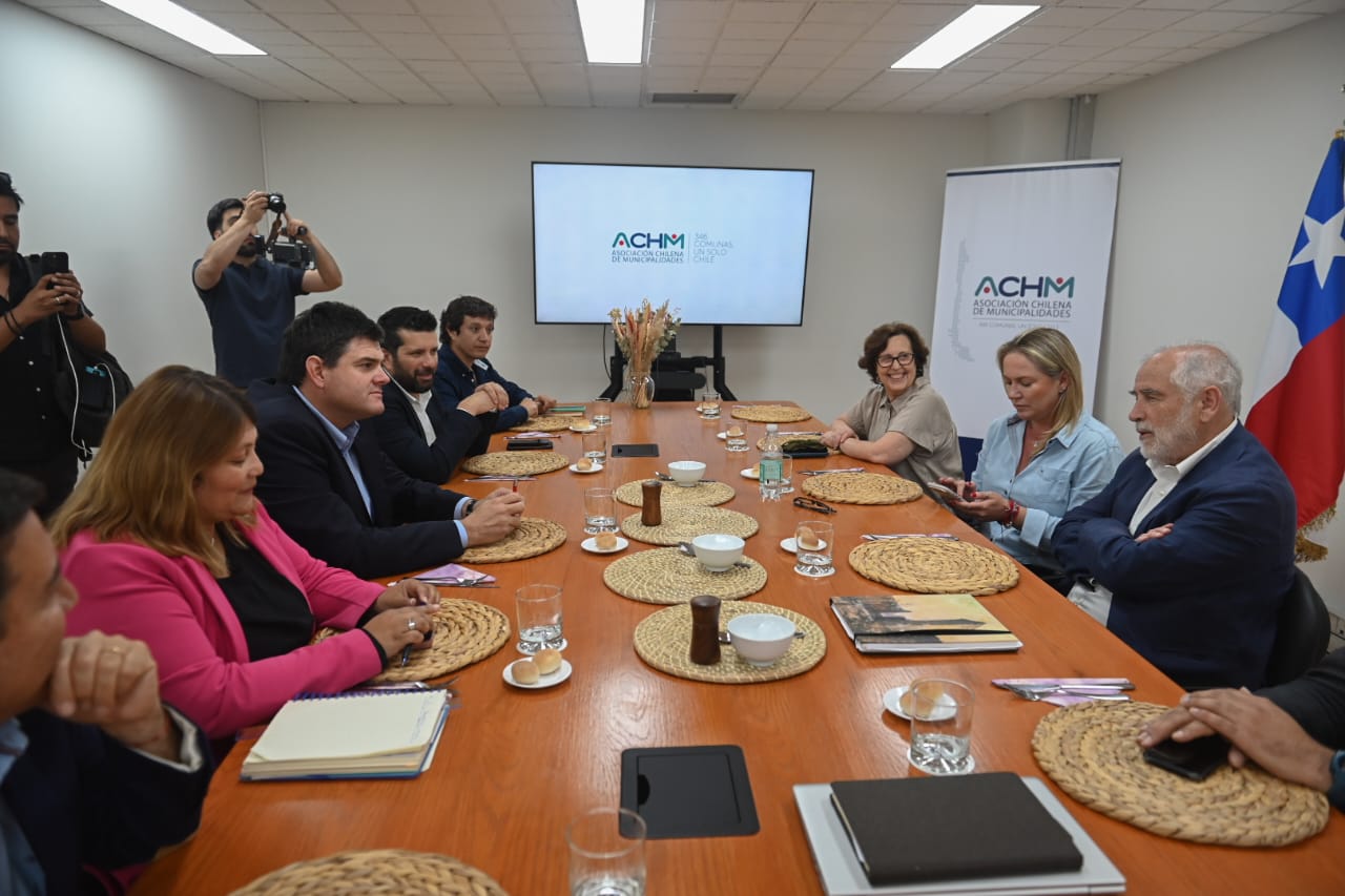 Ministro Montes se reúne con Asociación Chilena de Municipalidades para abordar los desafíos habitacionales hacia el futuro