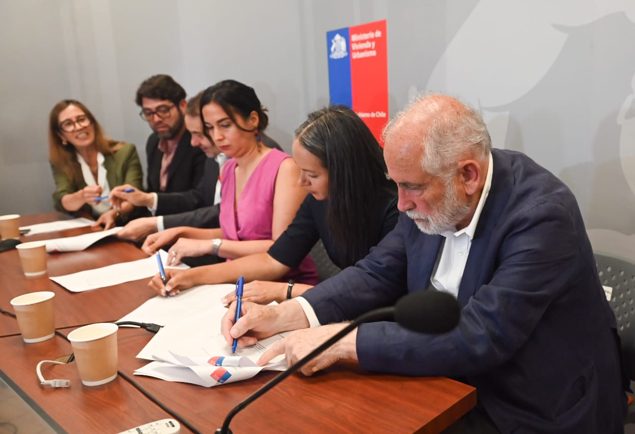 Minvu, Confecoop y cooperativas del Cerro Centinela firman convenio de colaboración para el desarrollo de proyecto habitacional en San Antonio