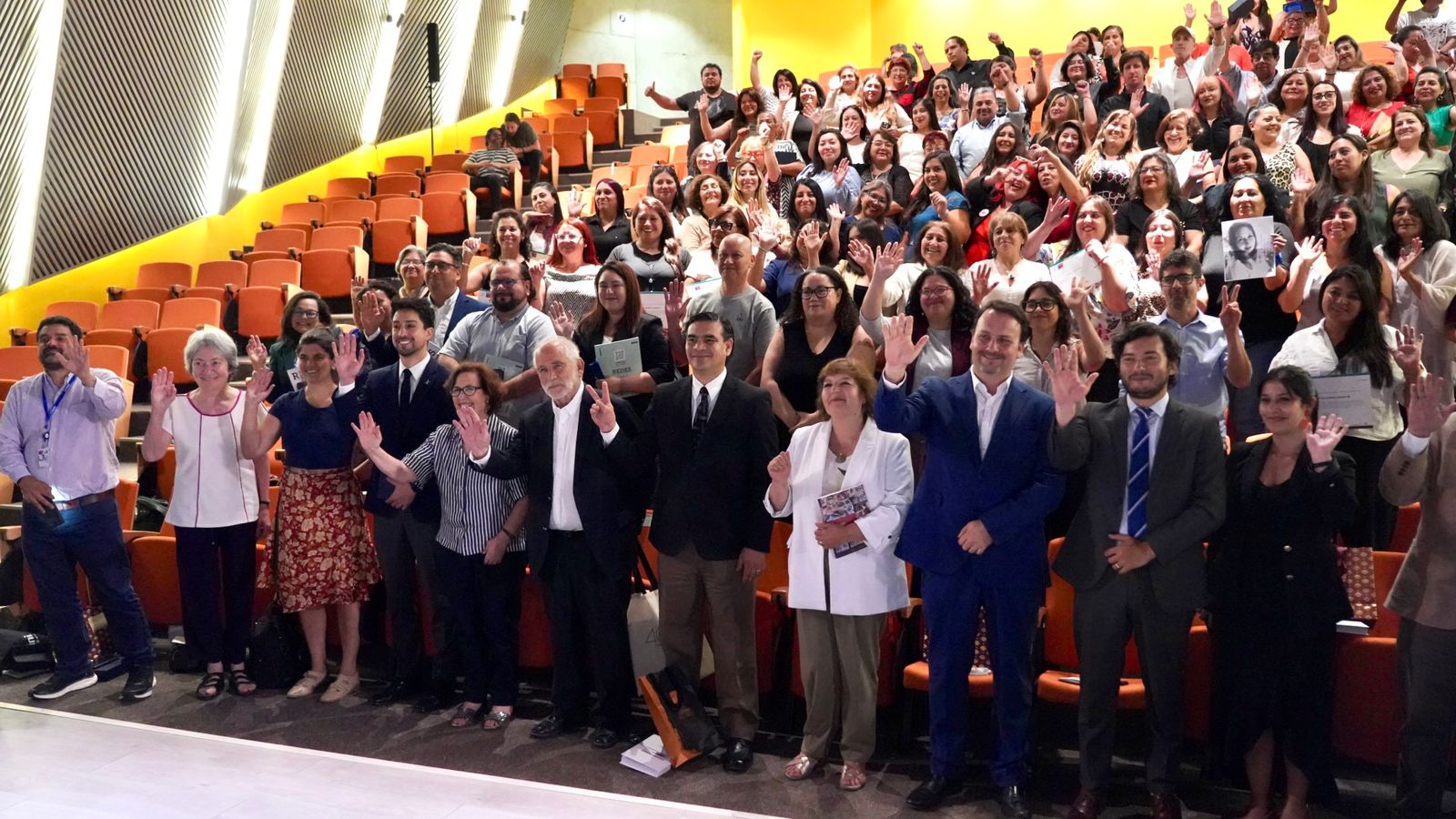 Más de 110 dirigentes sociales egresan de programas de formación impartidos en alianza Minvu–Usach que entregan herramientas para liderazgo y gestión comunitaria