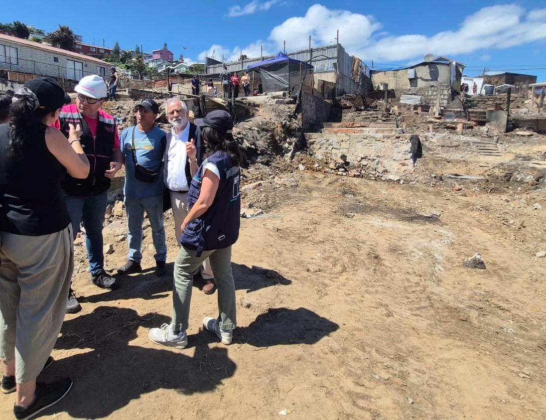 Ministro Montes anuncia demolición total de proyecto siniestrado en Penco y reconstrucción según estándares actuales de calidad