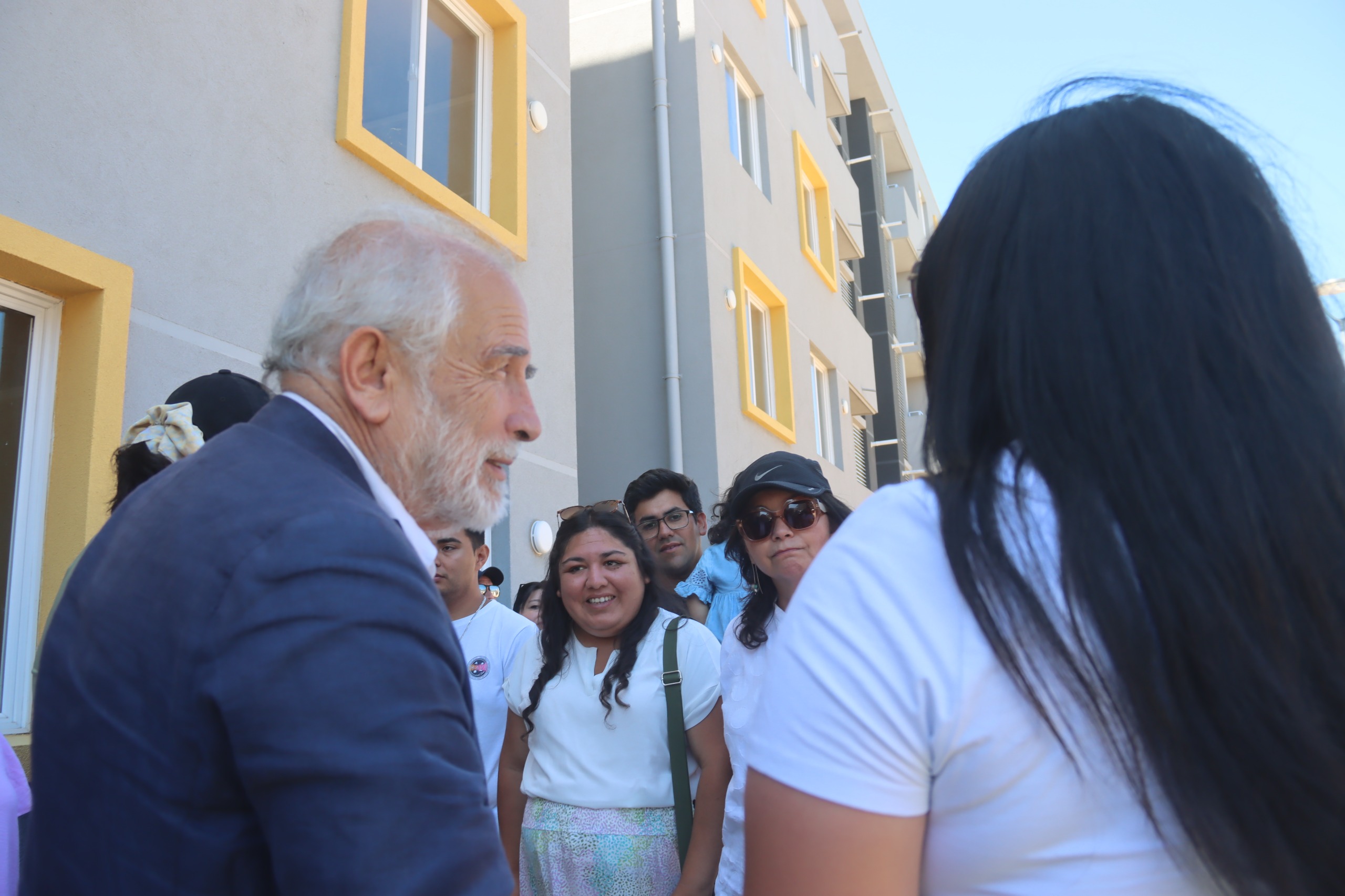 Ministro Montes entrega proyecto habitacional en Penco que otorga vivienda definitiva a seis familias damnificadas por incendios de 2026