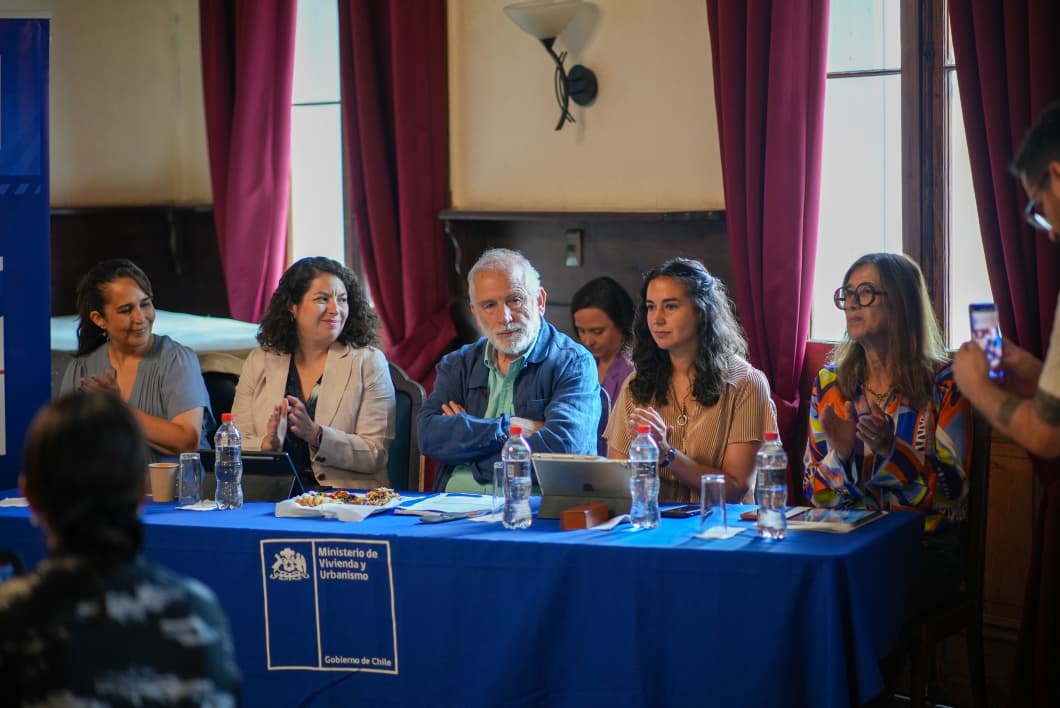 Ministros Montes y Toro encabezan diálogo con dirigencias de barrios afectados por megaincendio de 2024 para proyectar desafíos de la reconstrucción