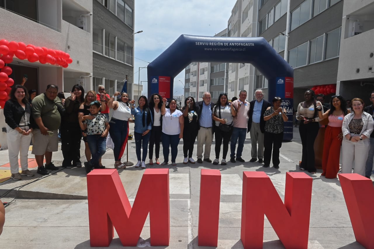 Ministro Montes encabeza entrega de proyecto habitacional en Antofagasta para 72 familias provenientes de campamentos