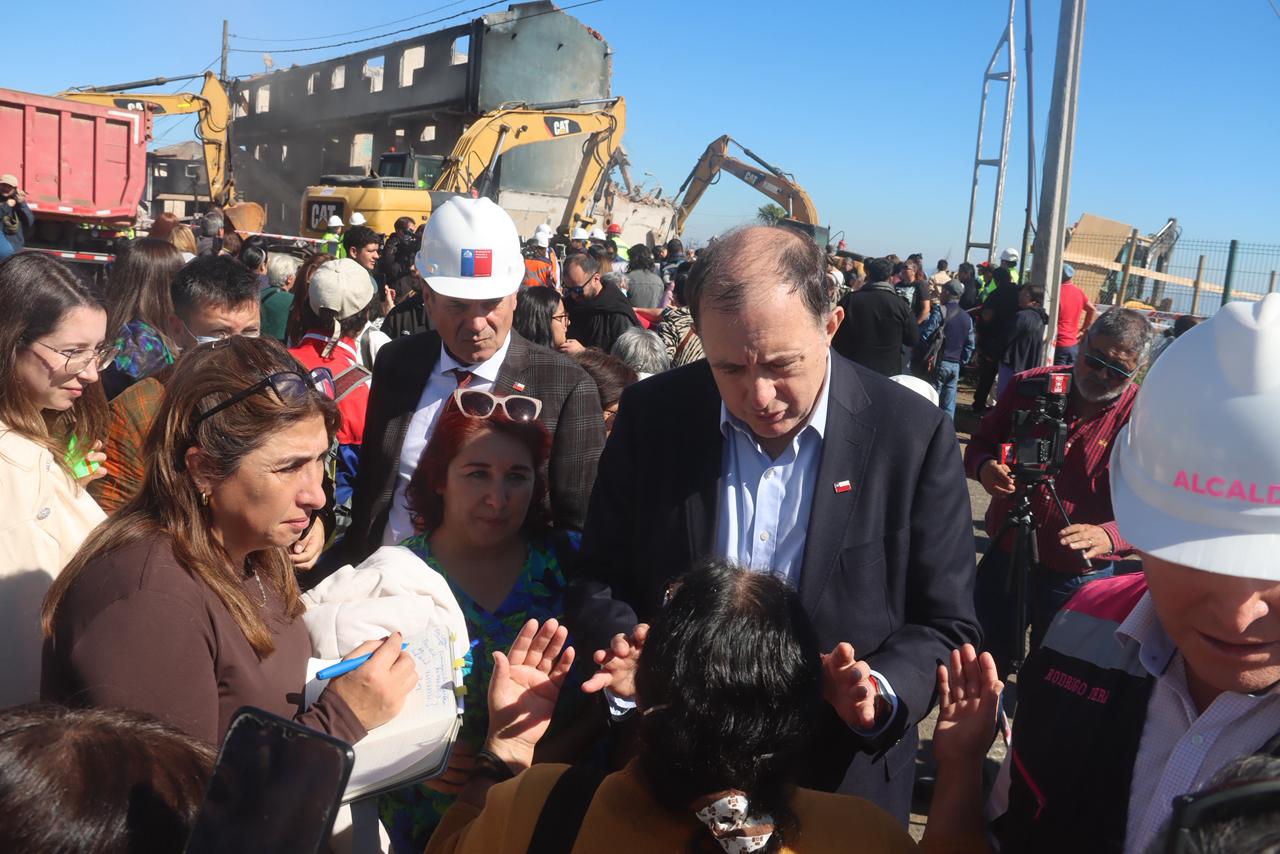 Ministro Poduje encabeza inicio de demolición de Ríos de Chile y anuncia proyecto de reconstrucción para 850 familias