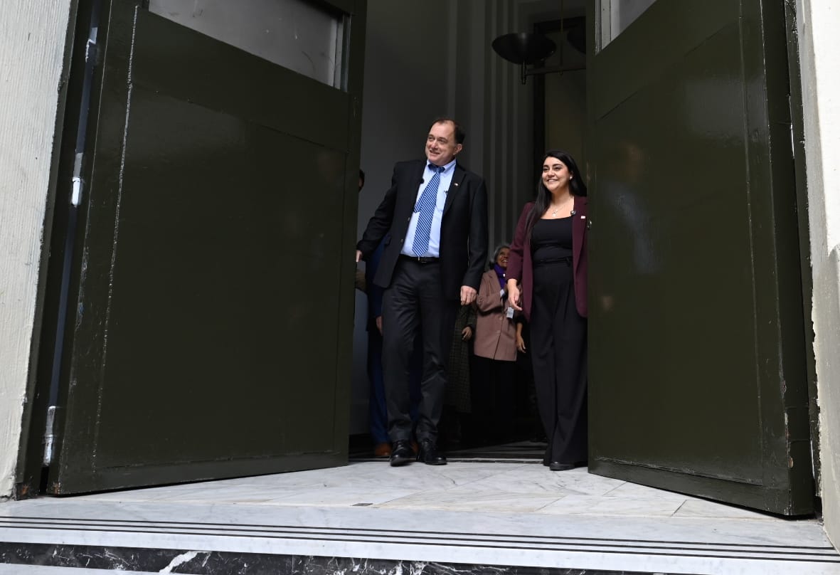 Después de 17 años, el MINVU vuelve a abrir su puerta principal a la ciudadanía