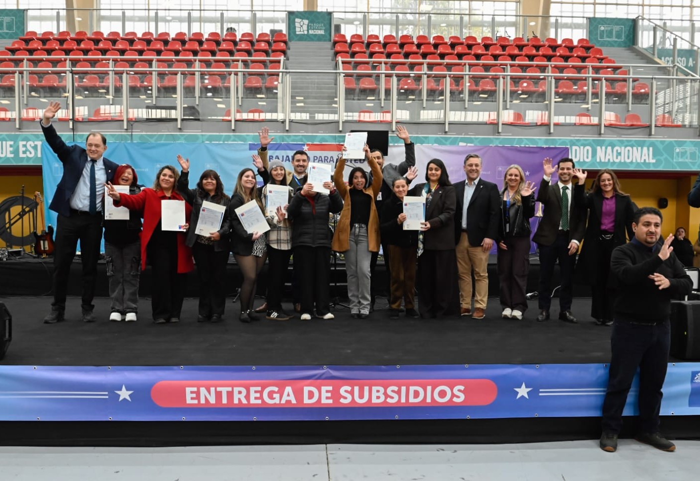 Ministro Ivan Poduje encabeza la entrega de más de dos mil subsidios para sectores medios en la Región Metropolitana