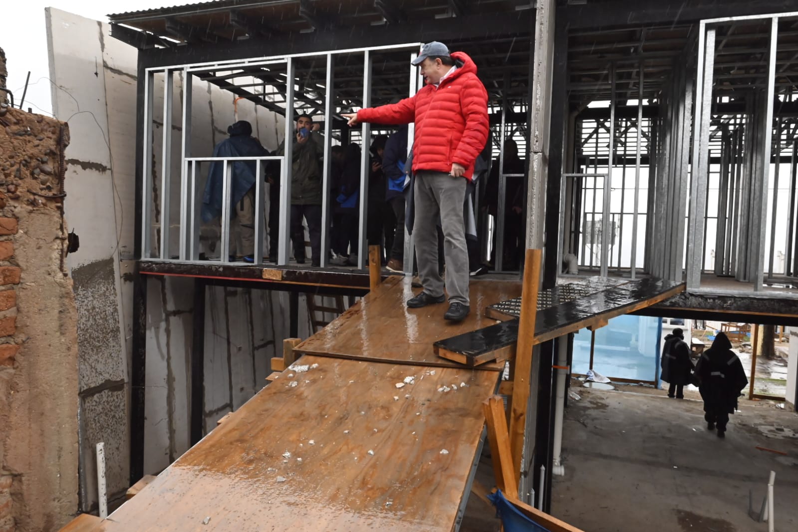 Ante denuncia de vecinos, Ministro Poduje inspecciona vivienda de El Olivar que cedió ante las primeras lluvias en Viña del Mar