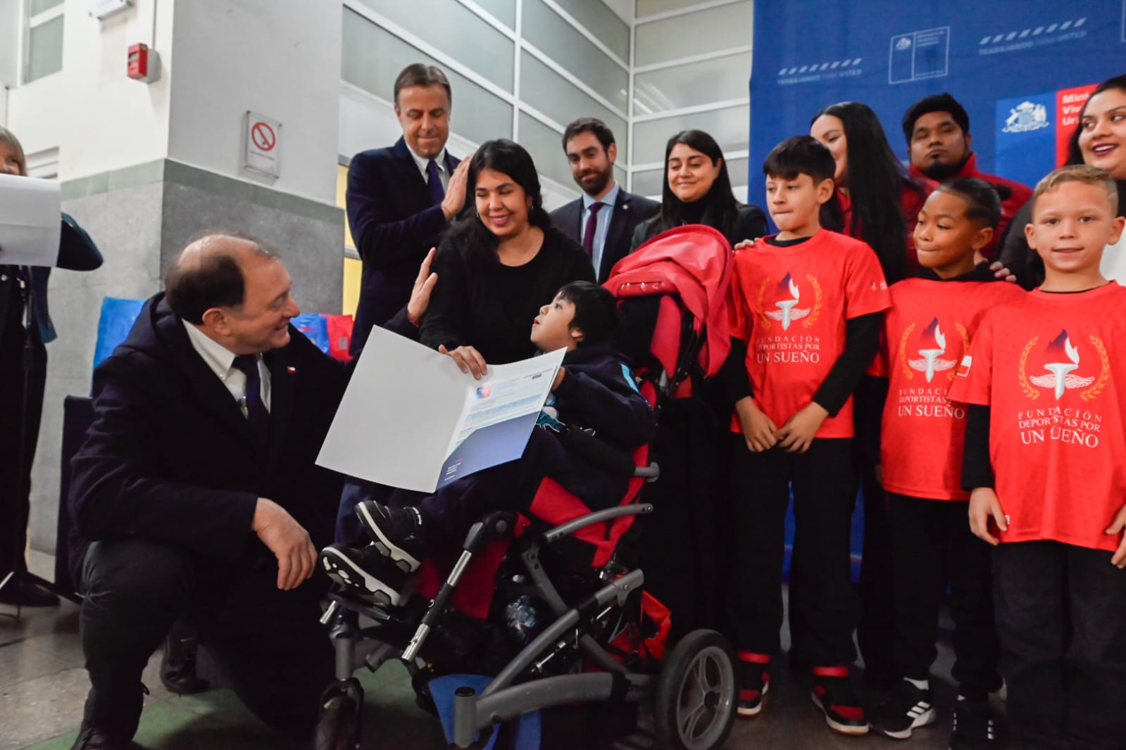 Ministro Poduje encabeza entrega de subsidios habitacionales a familias apadrinadas por Fundación Deportistas por un Sueño