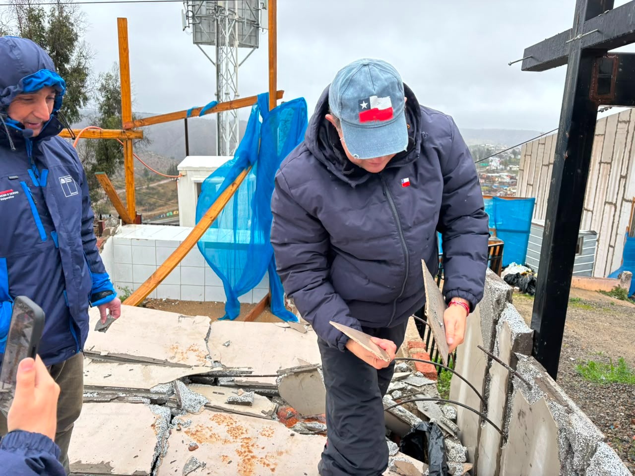 Ministro Poduje constata nuevo desprendimiento de muro en El Olivar correspondiente a viviendas de reconstrucción con fallas estructurales