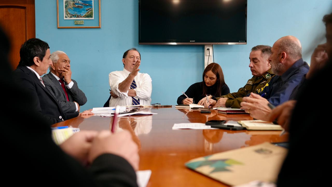Ministro Poduje acuerda cronograma para desarmar ocupaciones y construir “nueva ciudad” en terrenos fiscales de Cerro Centinela