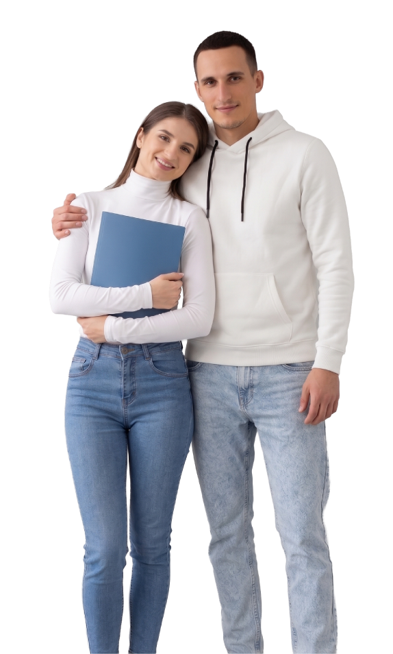 Pareja sonriente con una carpeta de documentos