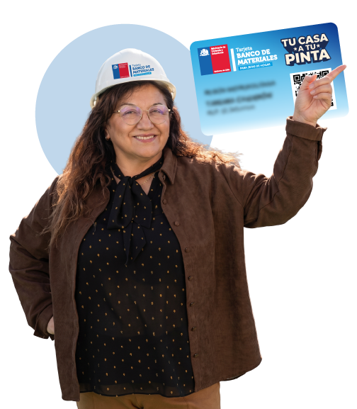 Trabajadora mostrando la Tarjeta Banco de Materiales